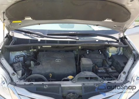 2015 Toyota Sienna Le 8 Passenger z USA, uszkodzony, nr VIN 5TDKK3DC7FS624148